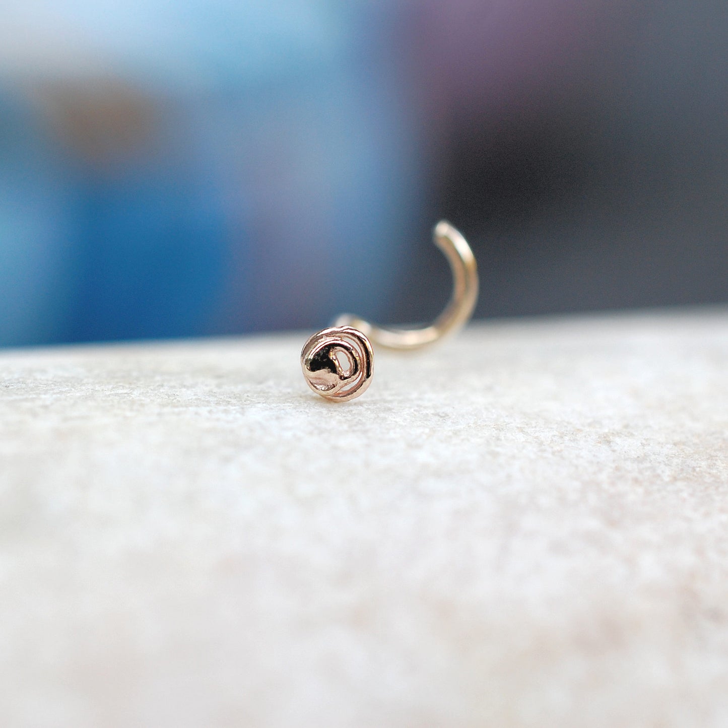 yellow gold scribble art nose stud