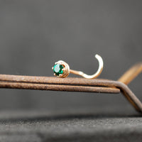 14k yellow gold nose stud with emerald