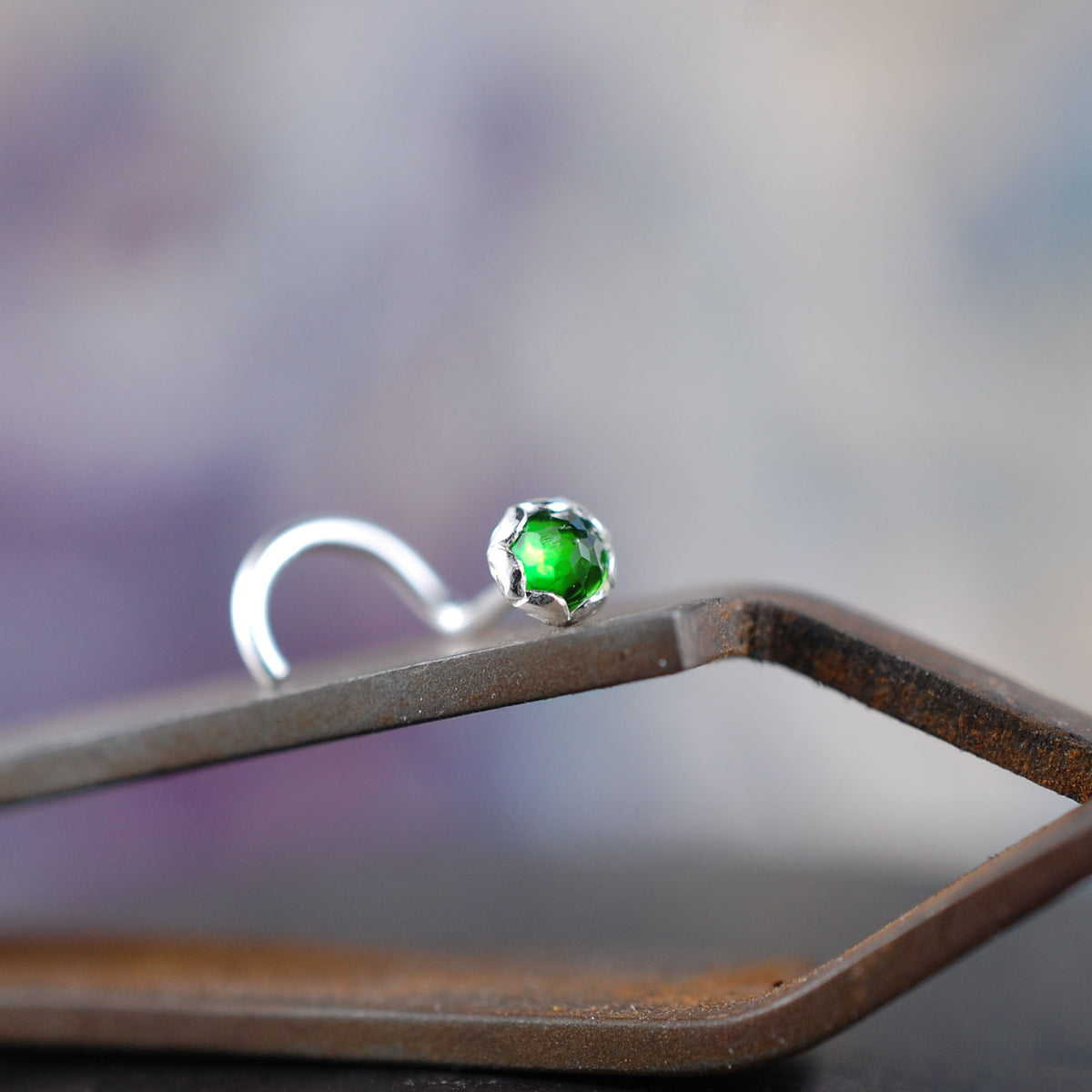 Chrome Diopside Silver Nose Stud /Decorated Bezel