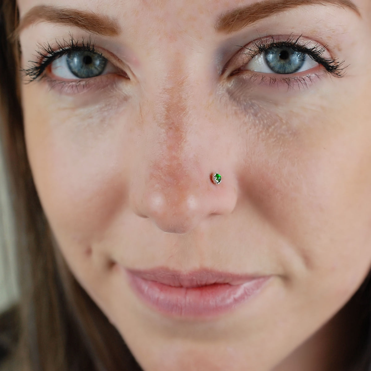Chrome Diopside Silver Nose Stud /Decorated Bezel