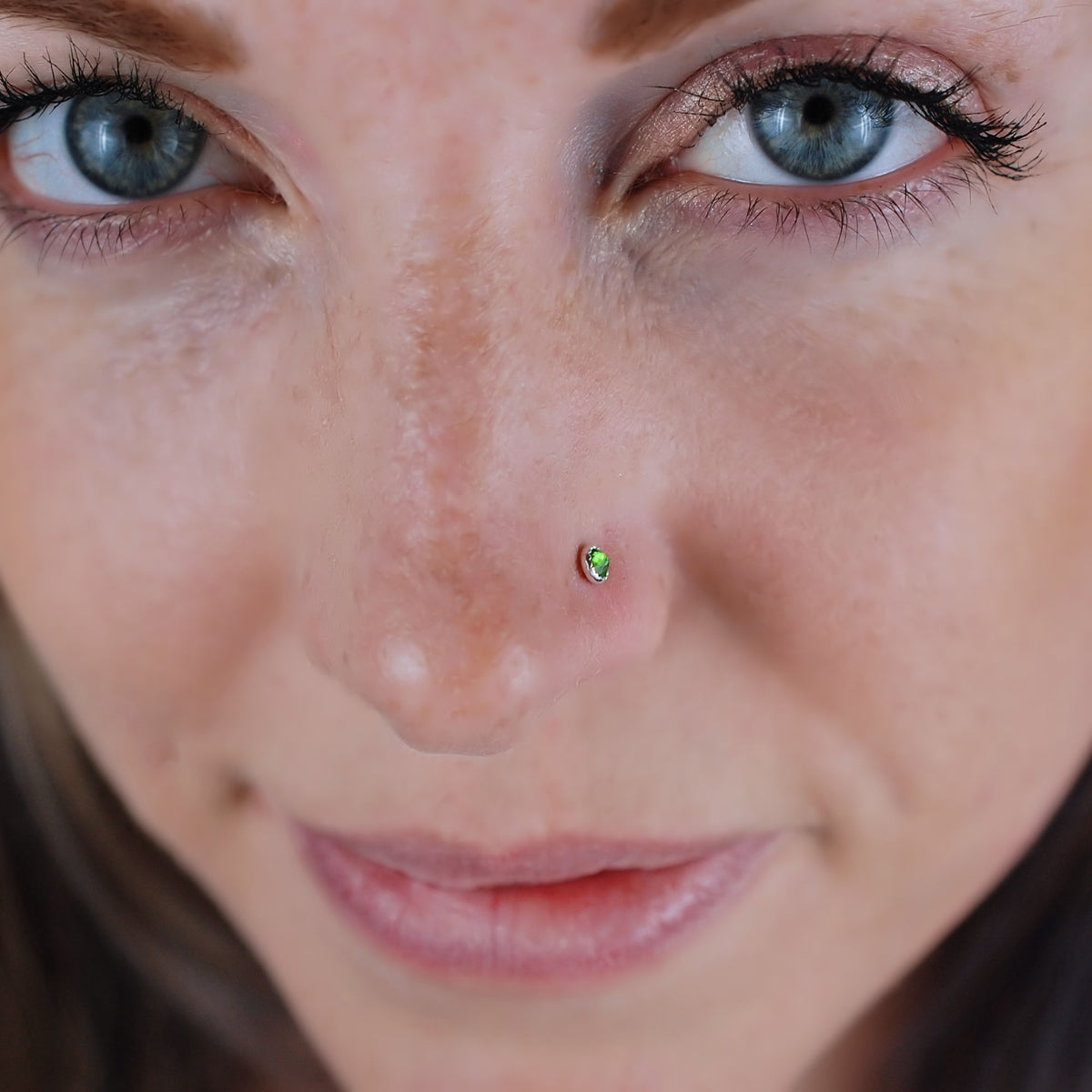 Chrome Diopside Silver Nose Stud /Serrated Bezel