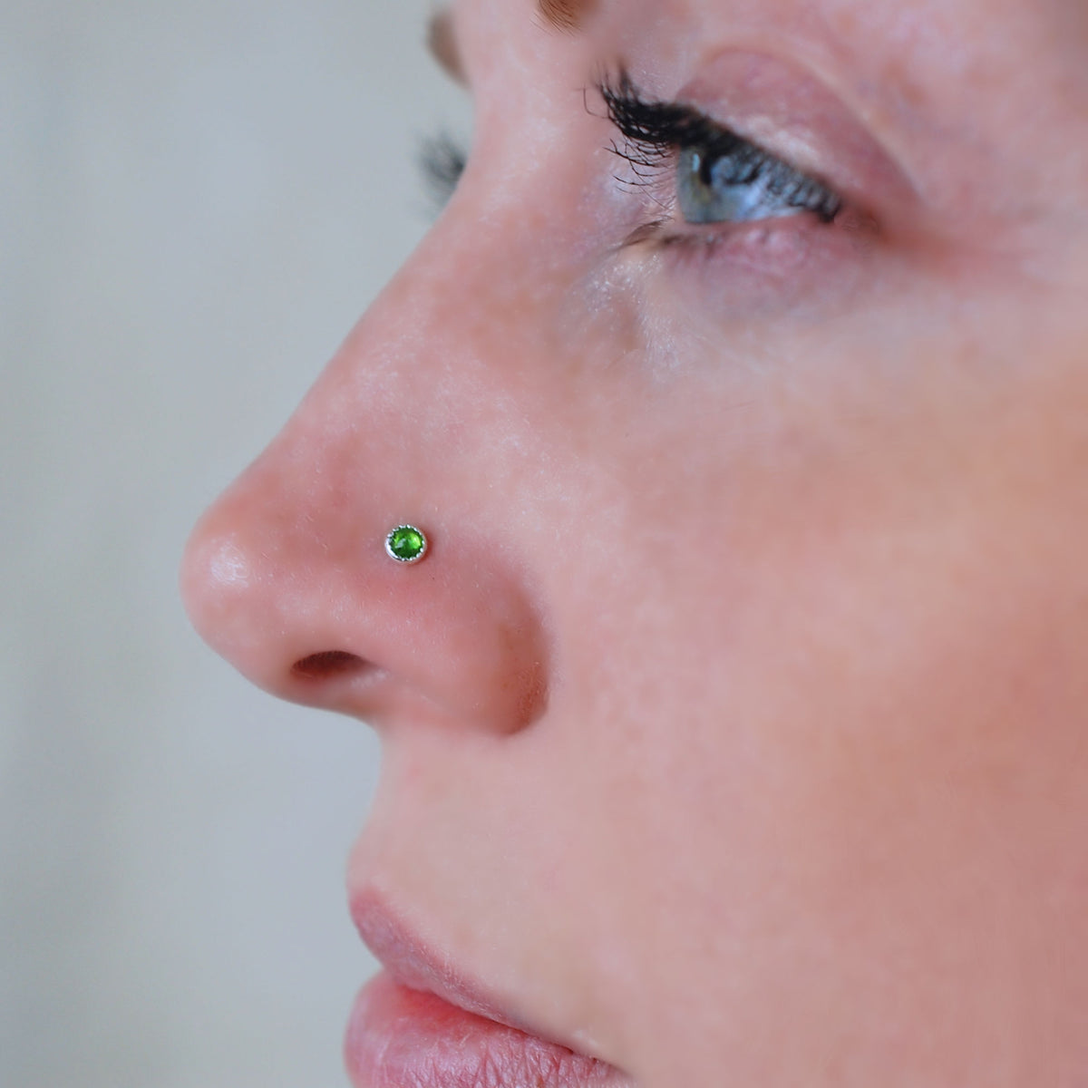 Chrome Diopside Silver Nose Stud /Serrated Bezel