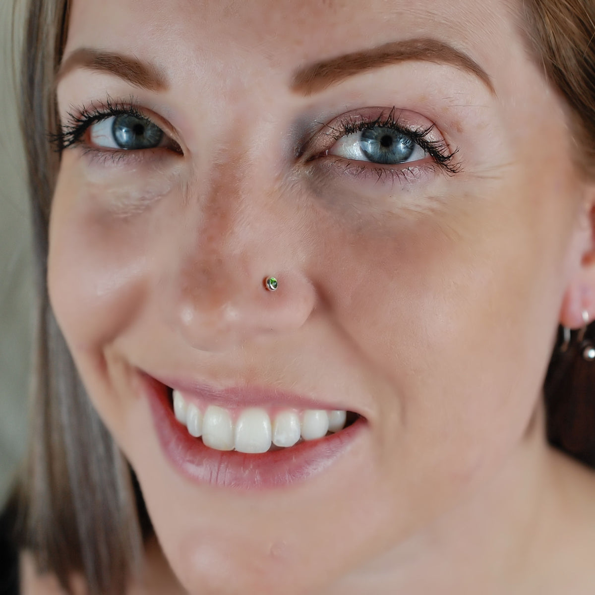 Chrome Diopside Silver Nose Stud /Straight Bezel