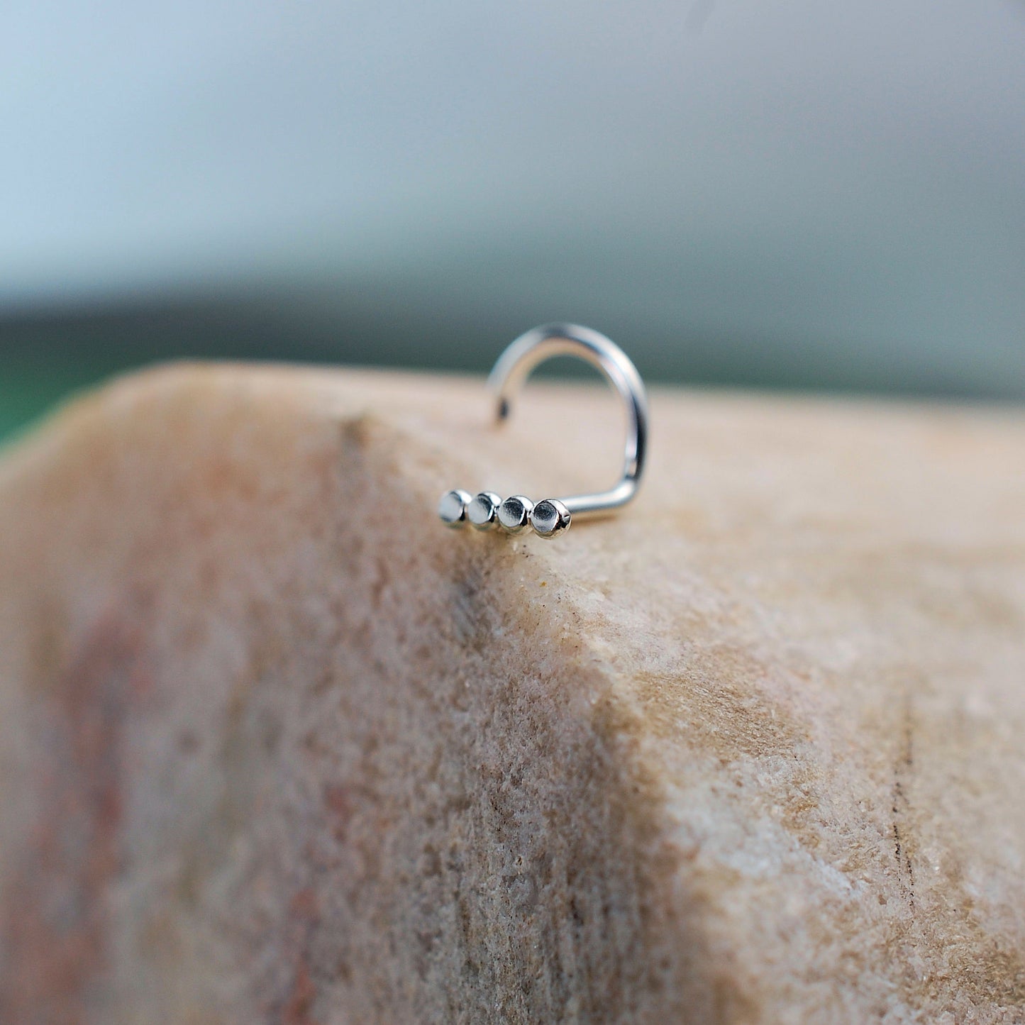Dot Nose Stud flat to the nose