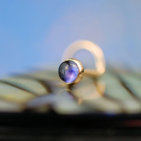 iolite gemstone in yellow gold nose stud