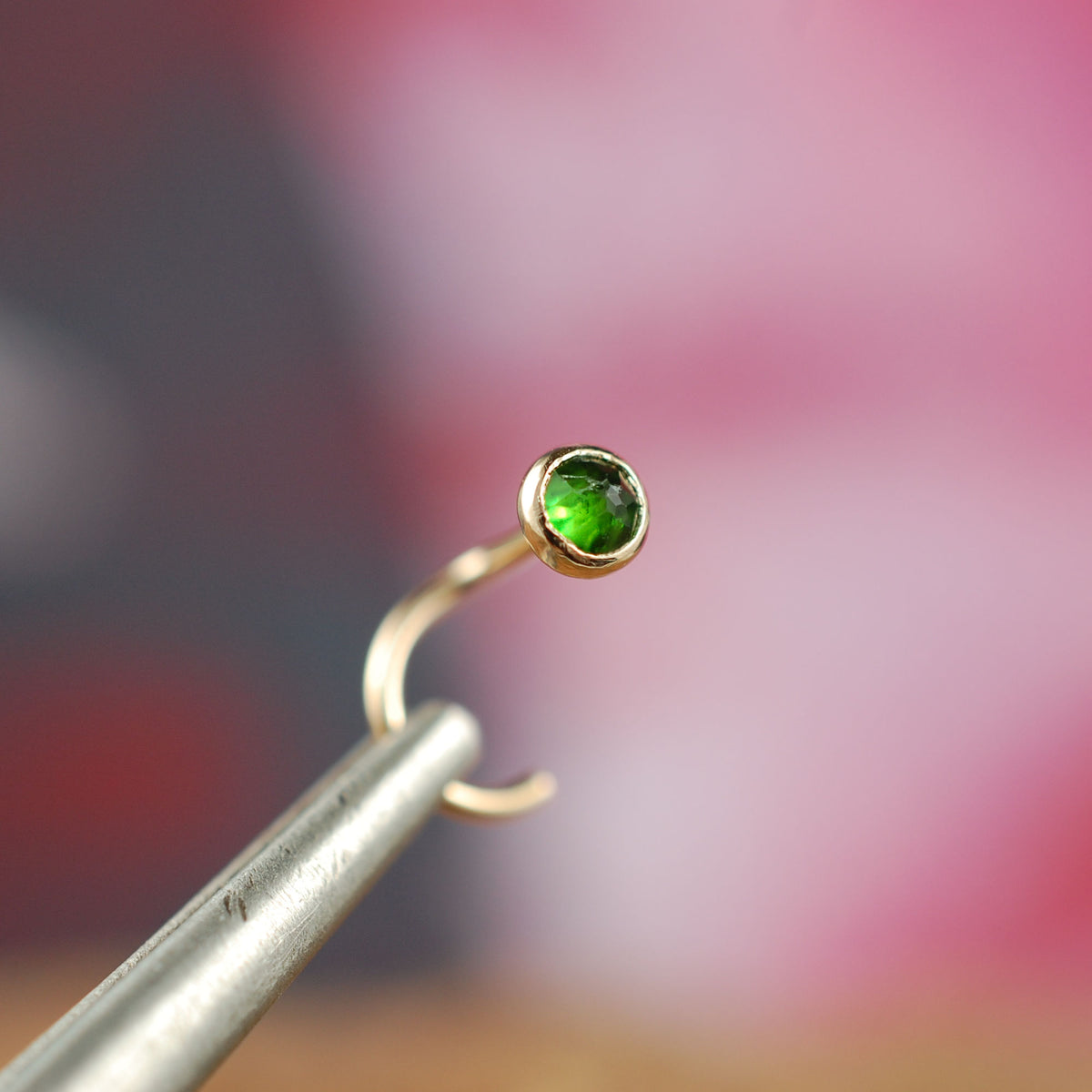Chrome Diopside Gold Nose Stud