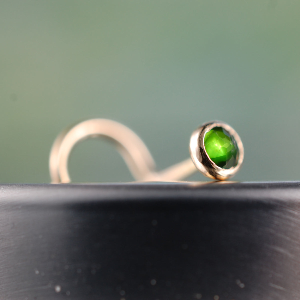 Chrome Diopside Gold Nose Stud
