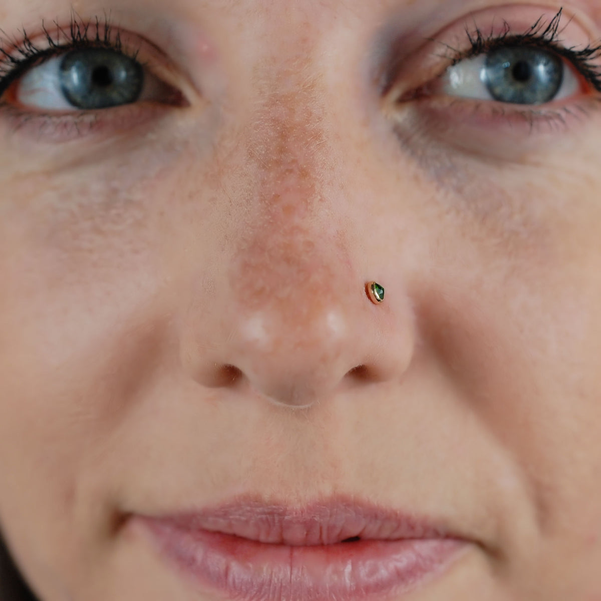 Chrome Diopside Gold Nose Stud