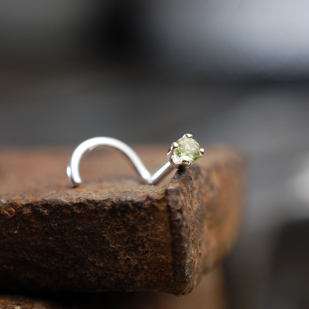 2mm peridot nose stud