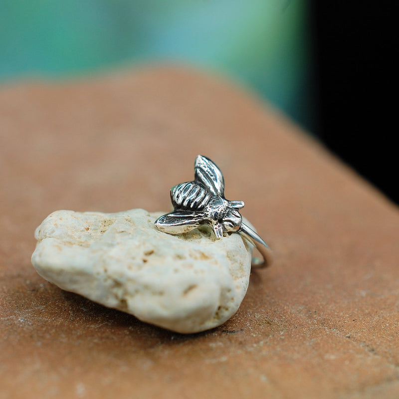 files/Bee_in_silver_ring_2.jpg