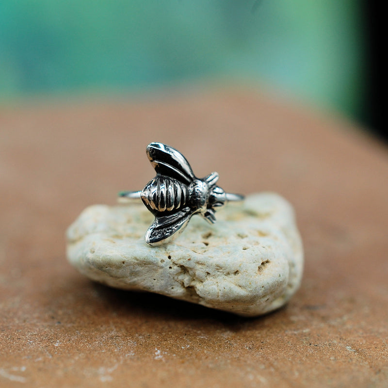 files/Bee_in_silver_ring_3.jpg