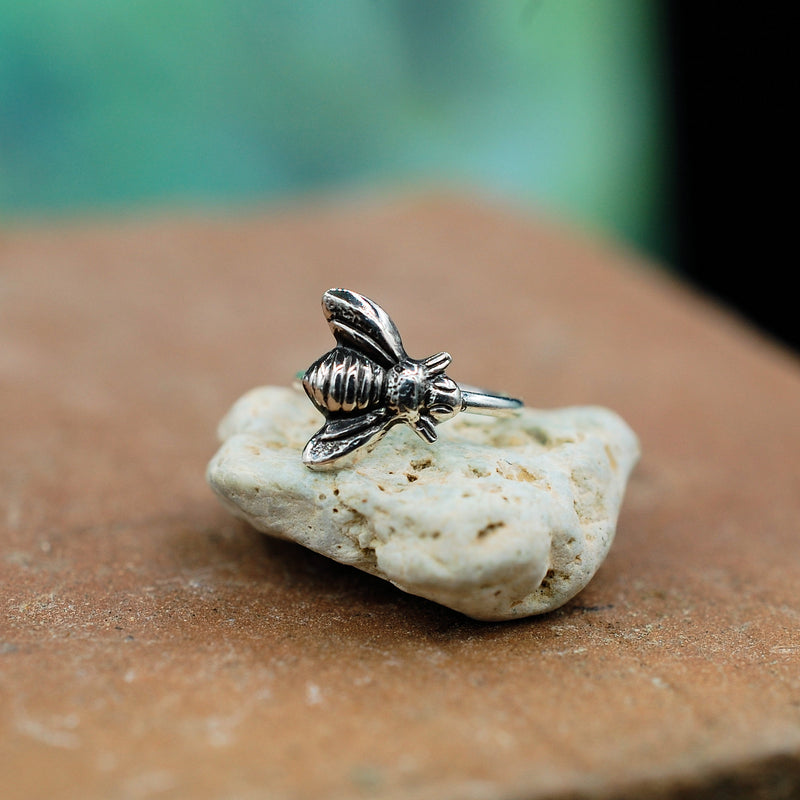 files/Bee_in_silver_ring_4.jpg