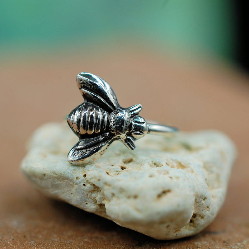 files/Bee_in_silver_ring_5.jpg