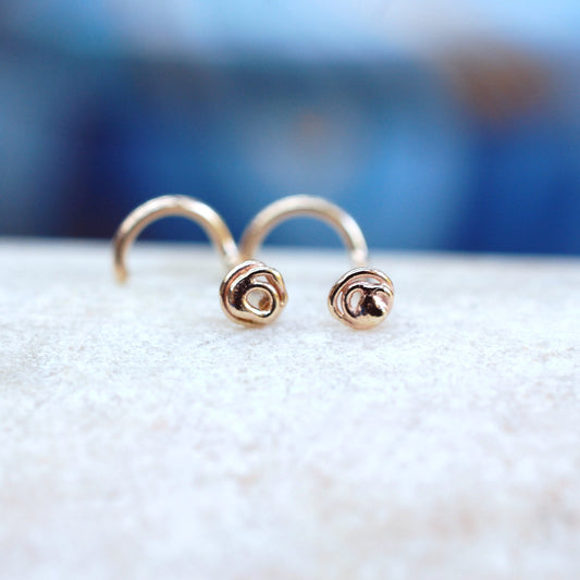 Gold scribble shape nose studs free-formed 