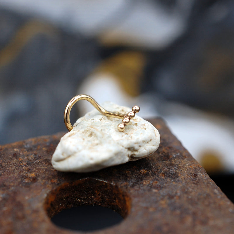 files/Gold_four_dot_stud_5.jpg