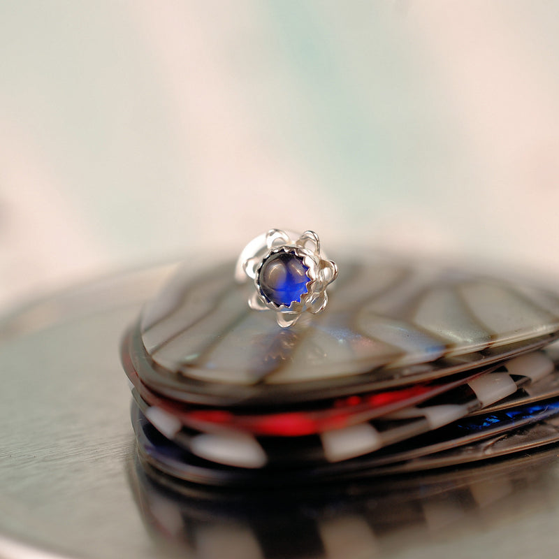 files/Sapphire_in_a_flower_nose_stud_1.jpg