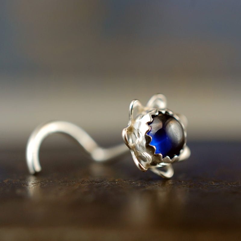 files/Sapphire_in_a_flower_nose_stud_2.jpg