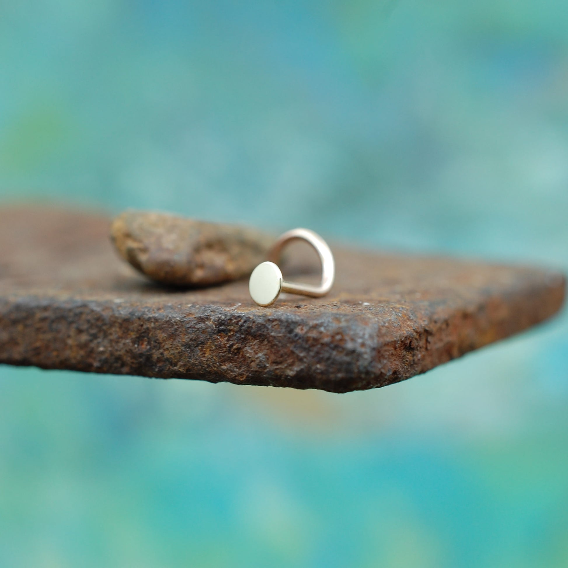 3mm gold spot nose stud