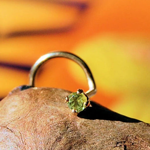 products/2mm_faceted_peridot_nose_stud_in_YGF_1.jpg