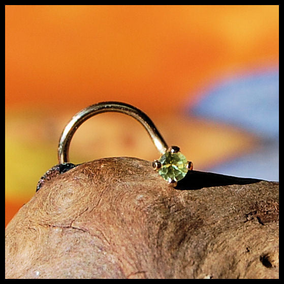 products/2mm_faceted_peridot_nose_stud_in_YGF_4.jpg
