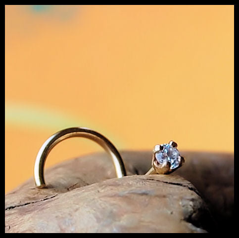products/Diamond_Style_2mm_nose_stud_on_YGF_3.jpg
