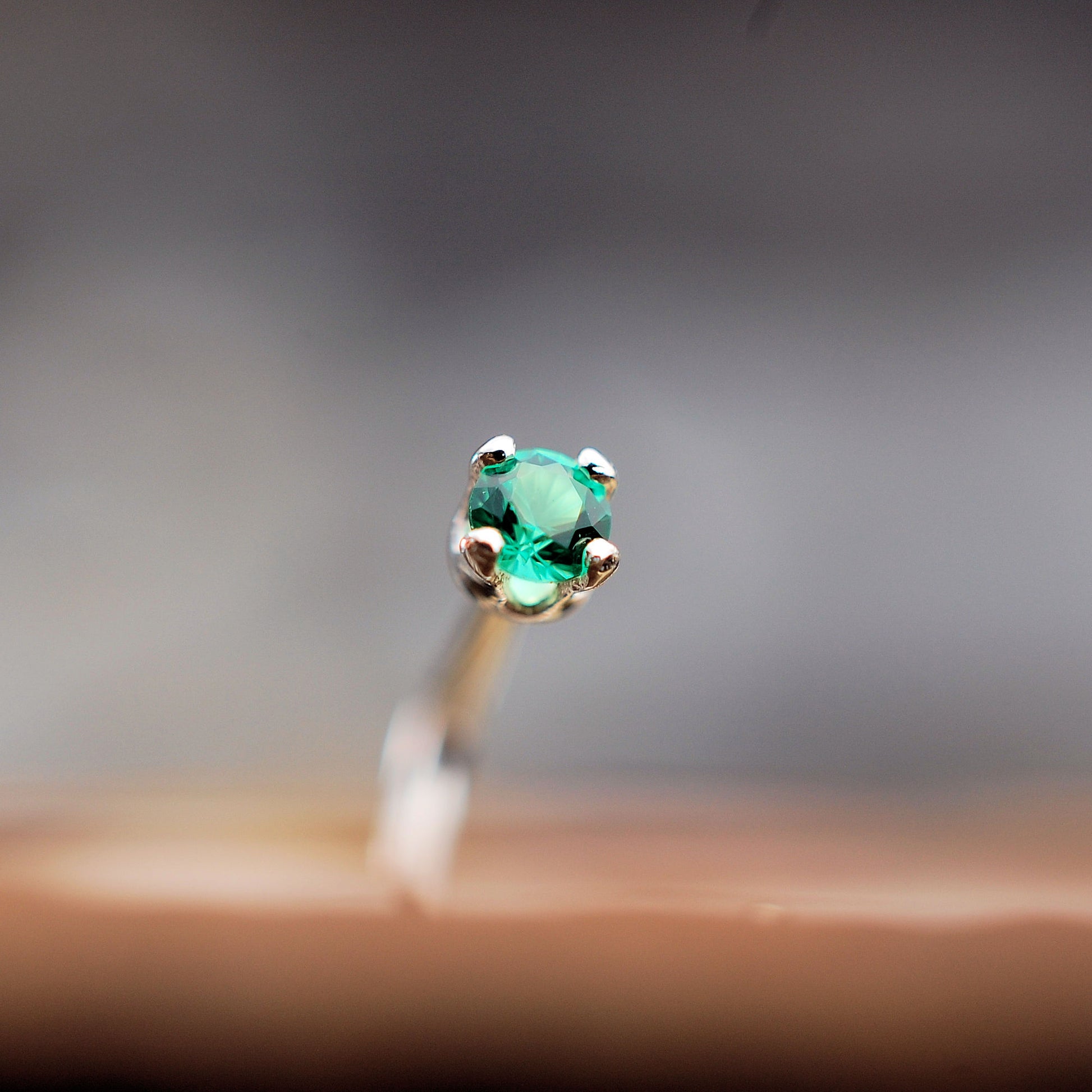 2mm emerald nose stud