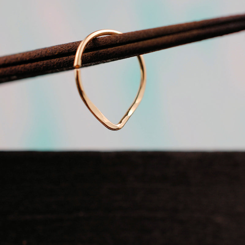 products/Hammered_V_Gold_Septum_6_0b310c2b-e093-4edd-be81-970bd5c3dfe1.jpg