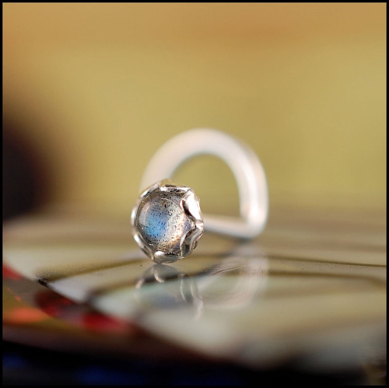 products/Labradorite_3mm_in_filigree_bezel_5B.jpg