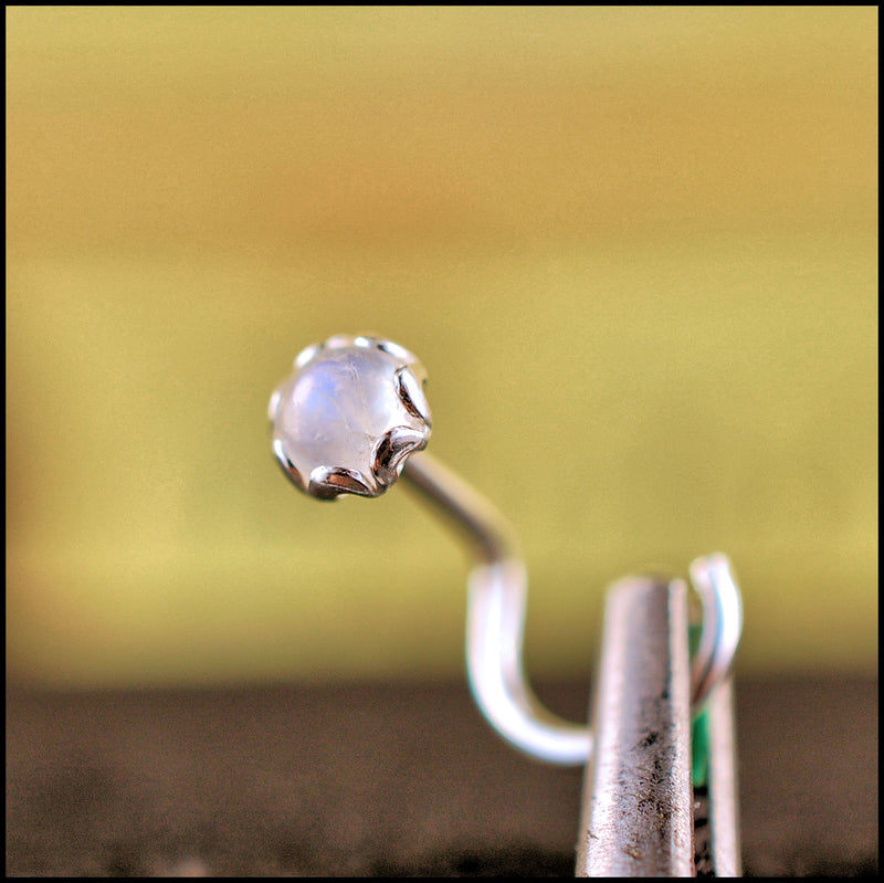 products/Moonstone_3mm_in_filigree_bezel_3B.jpg
