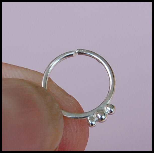 products/Sterling_Nose_ring_with_3_silver_balls_1_c4a24cf2-9c72-4266-a82b-a8c25e20a486.jpg