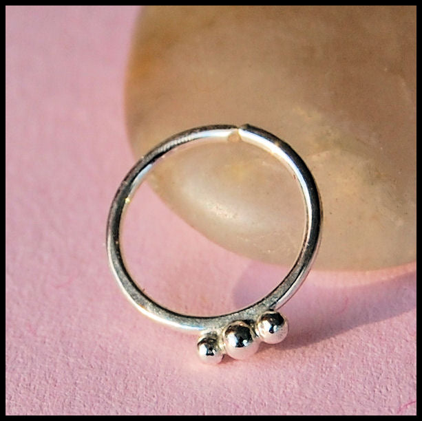 products/Sterling_Nose_ring_with_3_silver_balls_2_6a3c248e-9ed7-4a67-b6b1-02a9d58d3652.jpg