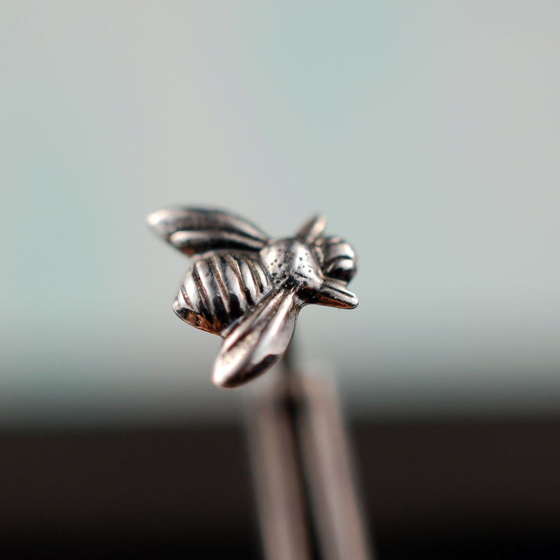 products/bee_nose_stud_silver_3.jpg