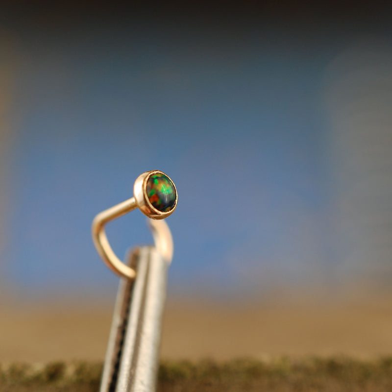products/black_opal_gold_nose_stud_new_pics_2.jpg